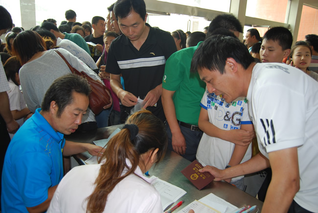东方外国语学校报名现场