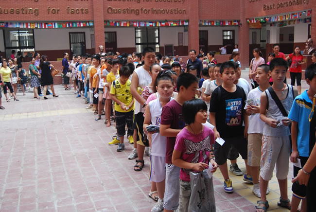 洛阳东方外国语学校考生排队入场