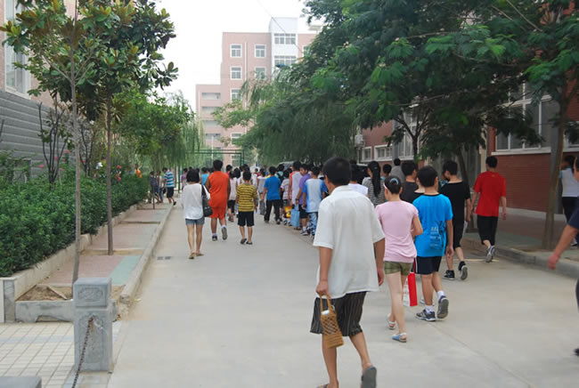 洛阳东方外国语学校考生排队入场