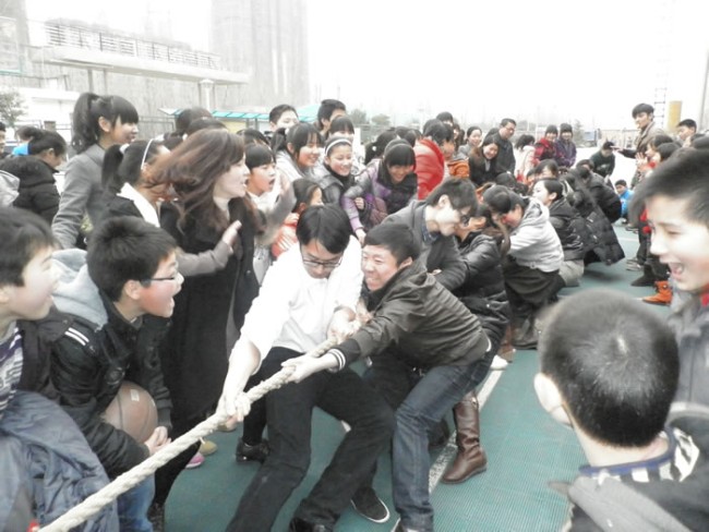 洛阳东外“三八妇女节”活动拔河比赛