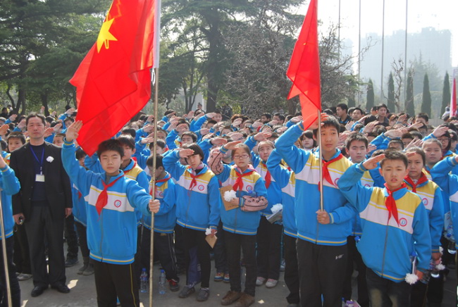 洛阳东方外国语学校清明节扫墓