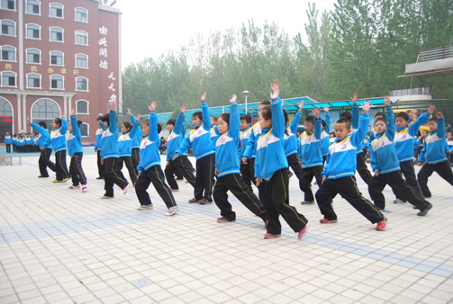 洛阳东方外国语学校小学部广播操比赛
