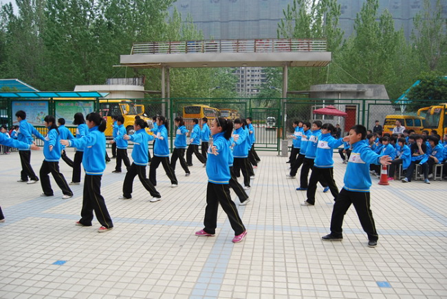 洛阳东方外国语学校中学部广播操比赛