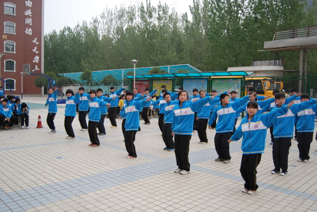 洛阳东方外国语学校中学部广播操比赛