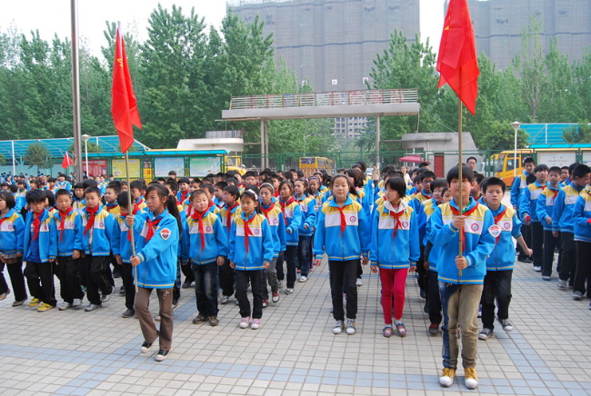 洛阳东方外国语学校少先队建队仪式入场