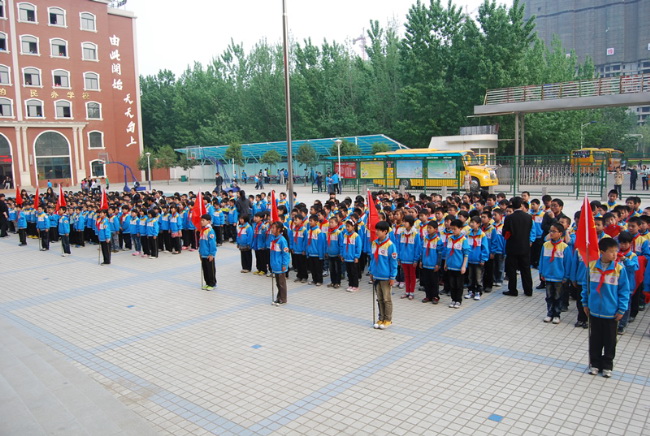 洛阳东方外国语学校少先队建队仪式入场