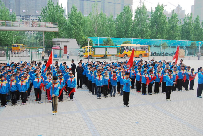 洛阳东方外国语学校少先队建队仪式入场