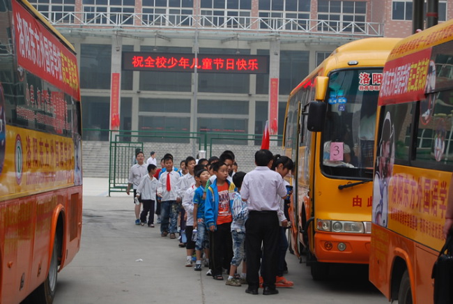 庆“六一”东外美文诵读比赛