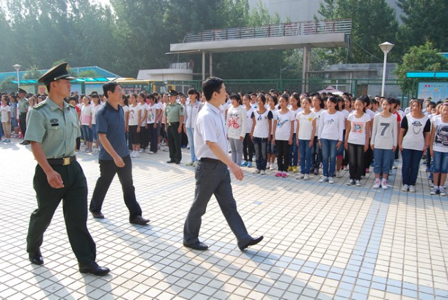 洛阳东外中学部新生军训会操表演