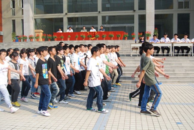 洛阳东外中学部新生军训会操表演