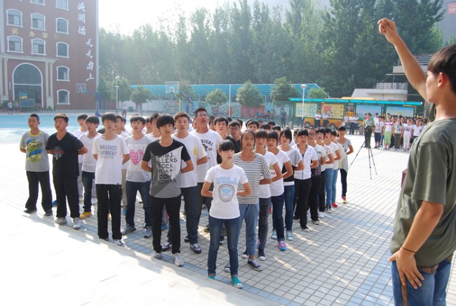 洛阳东外中学部新生军训会操表演
