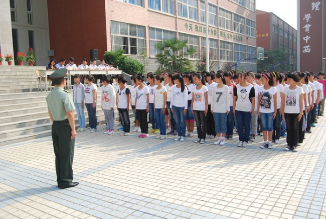 洛阳东外中学部新生军训会操表演