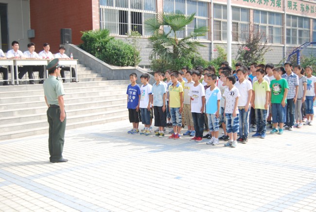 洛阳东外中学部新生军训会操表演
