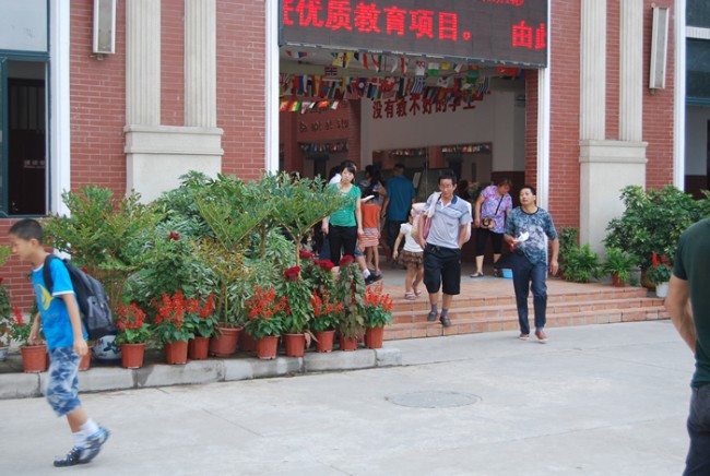 洛阳东方外国语学校新生开学报到