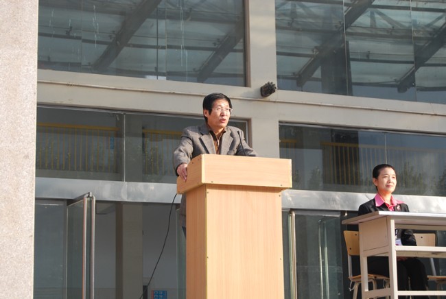 2012年中学部体育达标运动会开幕