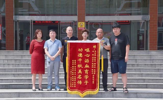 金杯银杯不如家长的口碑,金奖银奖不如家长的褒奖