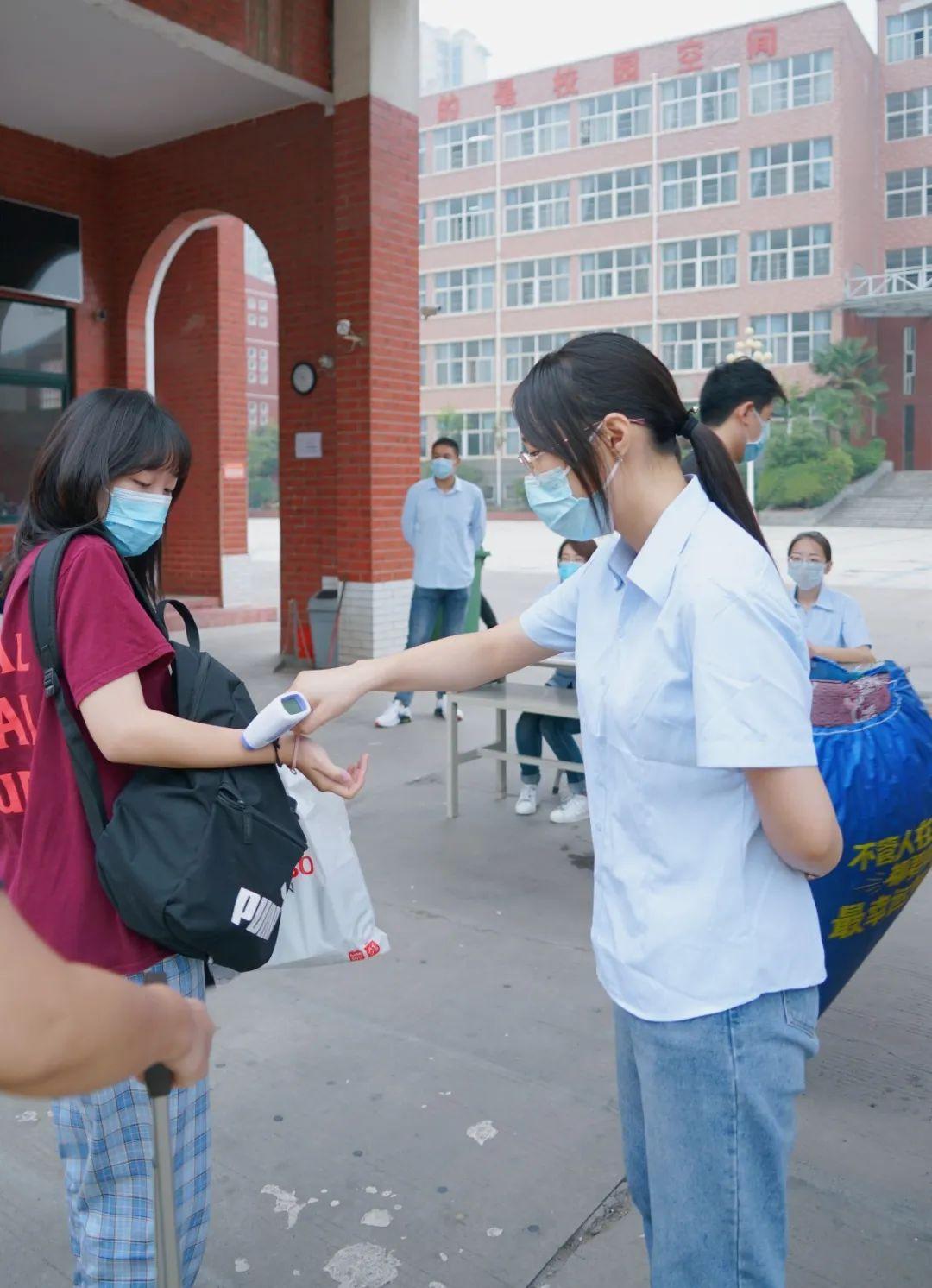 新生报到丨初见倾“新”，很高兴遇见你