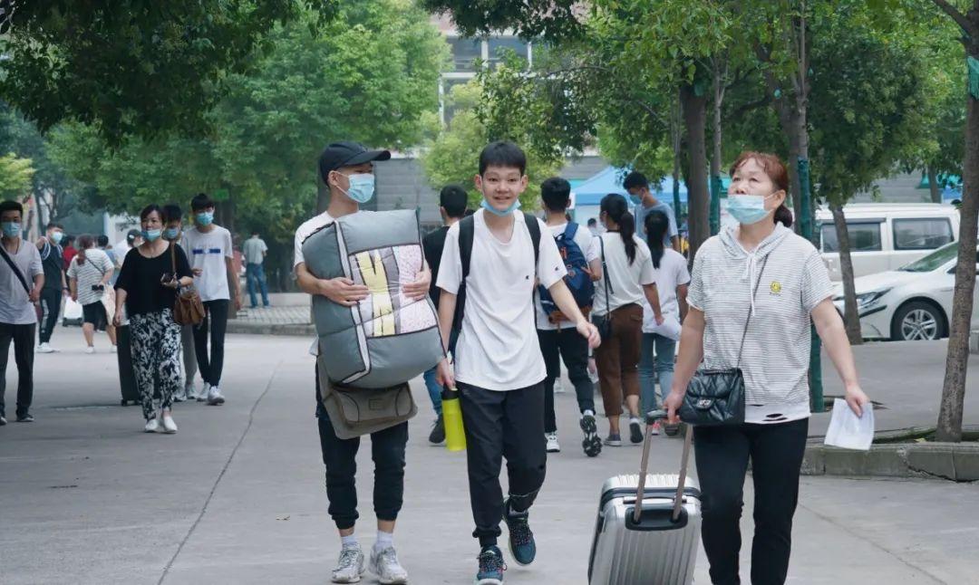 新生报到丨初见倾“新”,很高兴遇见你