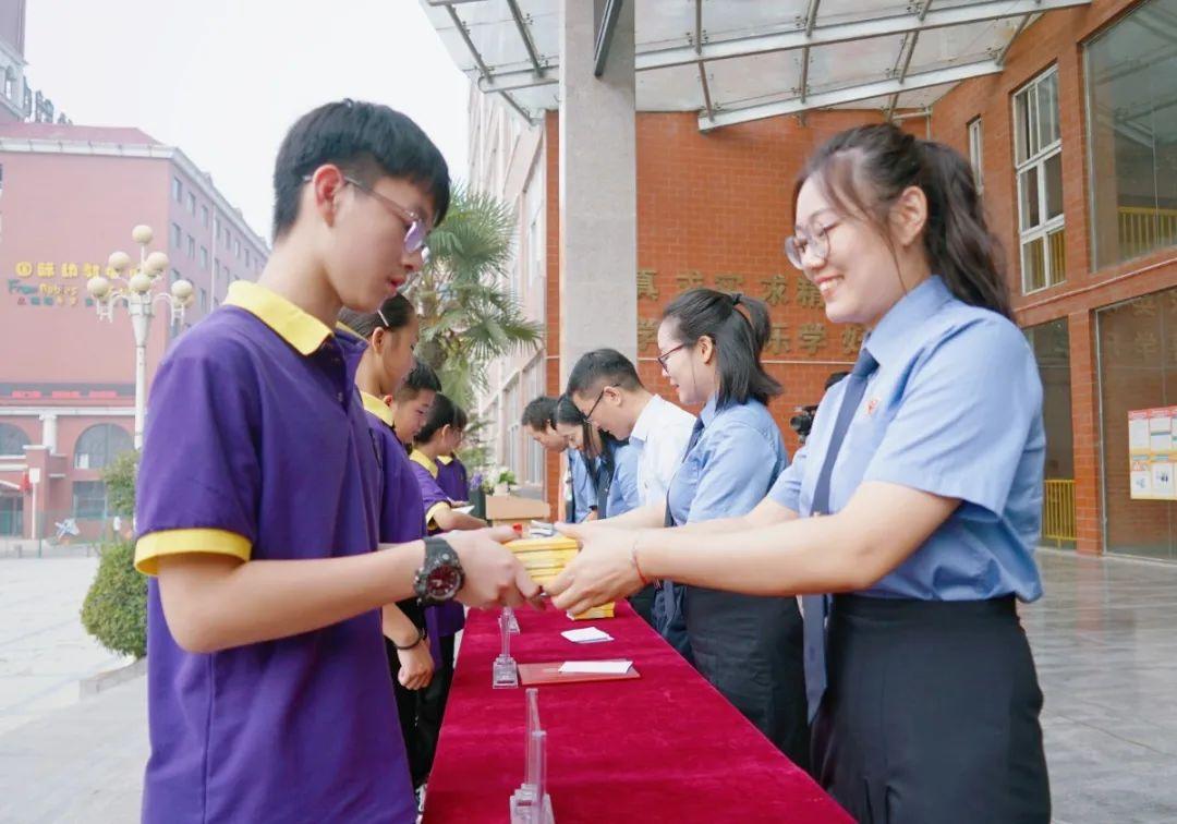 敬法律之剑 做守法公民—洛阳东外法治副校长聘任仪式暨法治讲座