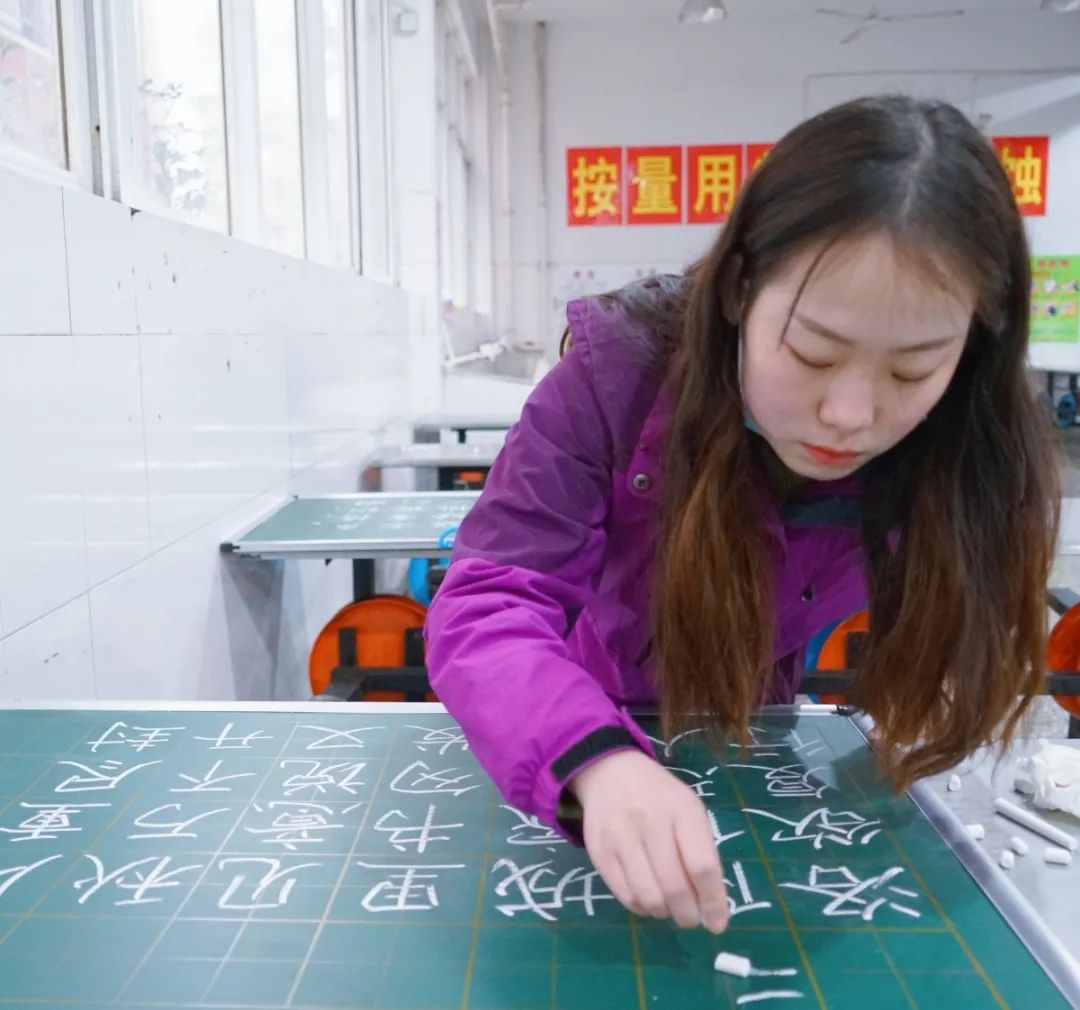 展书法艺术,扬东外文化--洛阳东外教职工书法比赛纪实