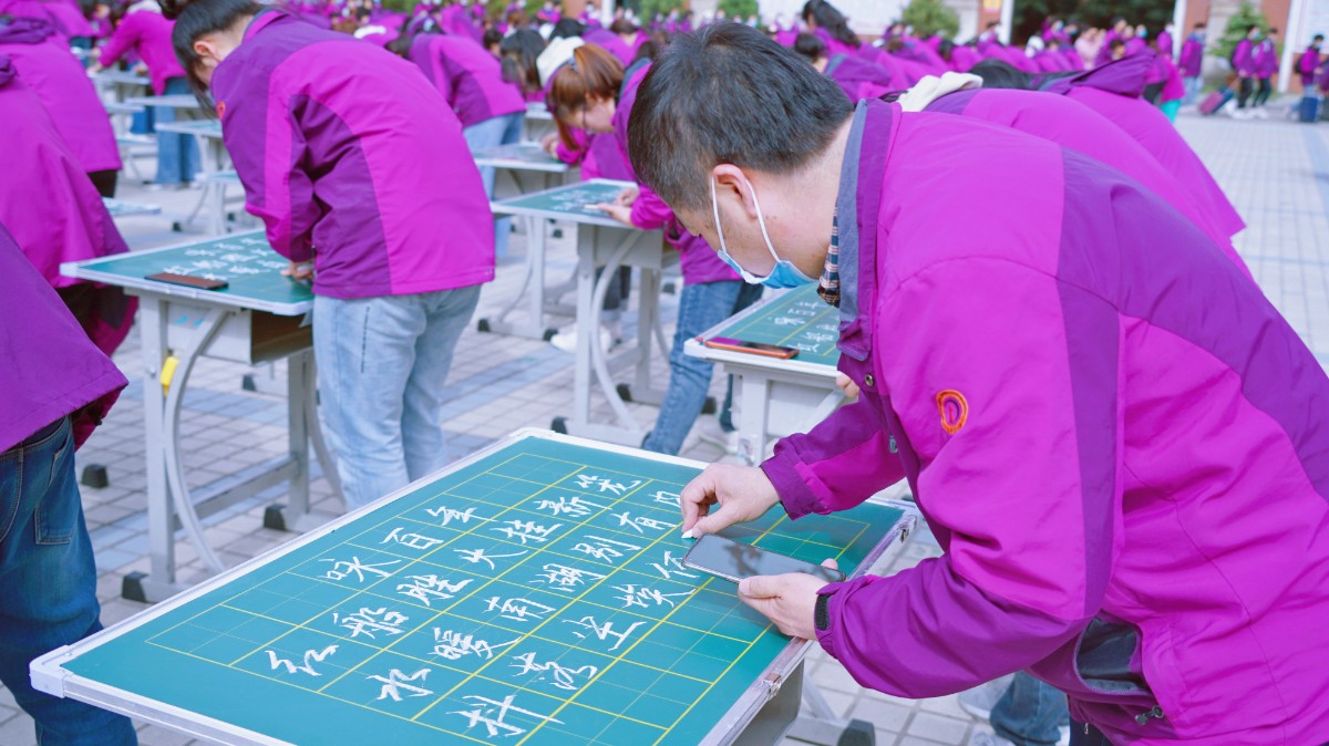 翰墨献礼 红色韶华—洛阳东外小学部迎建党100周年现场书法活动