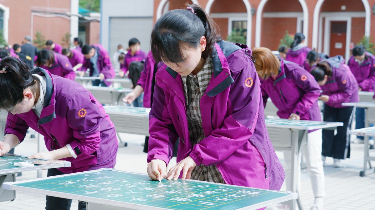 翰墨献礼 红色韶华—洛阳东外小学部迎建党100周年现场书法活动