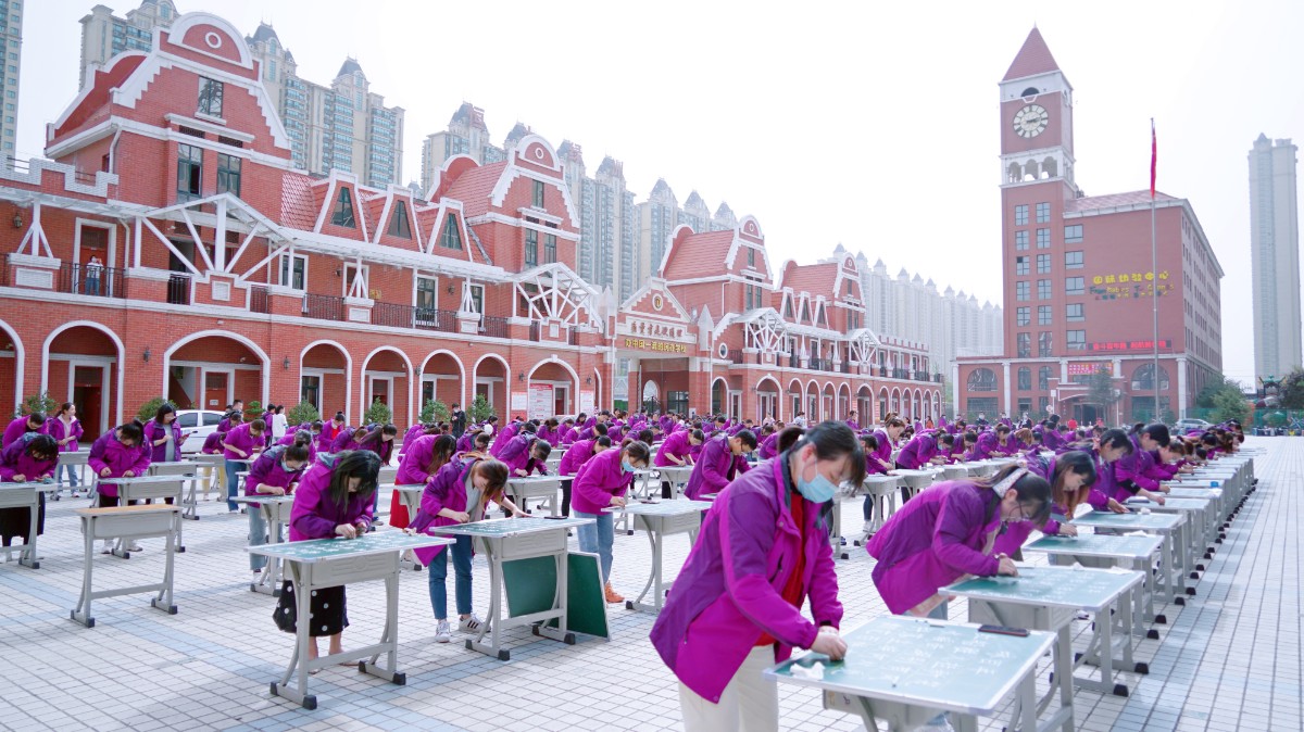 翰墨献礼 红色韶华—洛阳东外小学部迎建党100周年现场书法活动