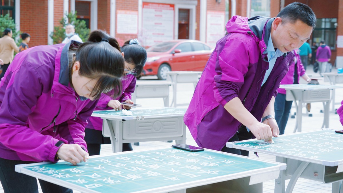 翰墨献礼 红色韶华—洛阳东外小学部迎建党100周年现场书法活动