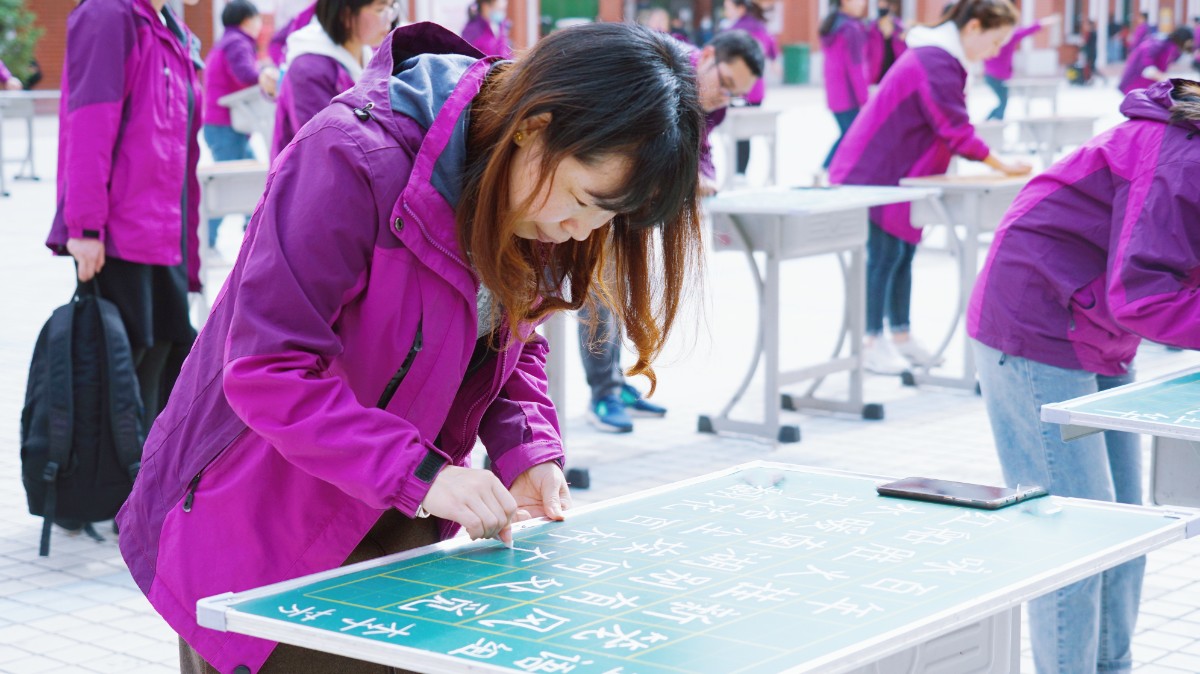 翰墨献礼 红色韶华—洛阳东外小学部迎建党100周年现场书法活动