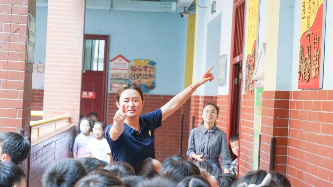 秋日校园丨一抹真情人心暖
