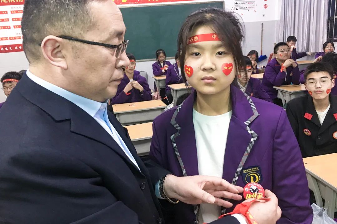 心存凌云志,一起向未来丨洛阳东外2022中考线上百日冲刺誓师大会
