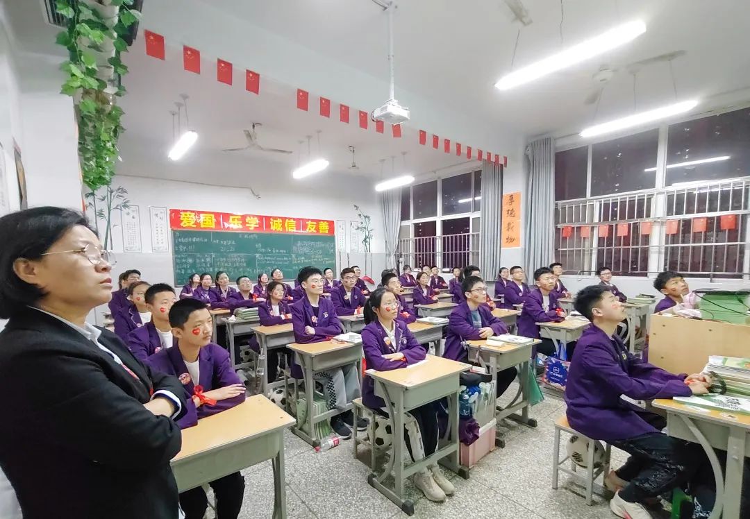 心存凌云志,一起向未来丨洛阳东外2022中考线上百日冲刺誓师大会