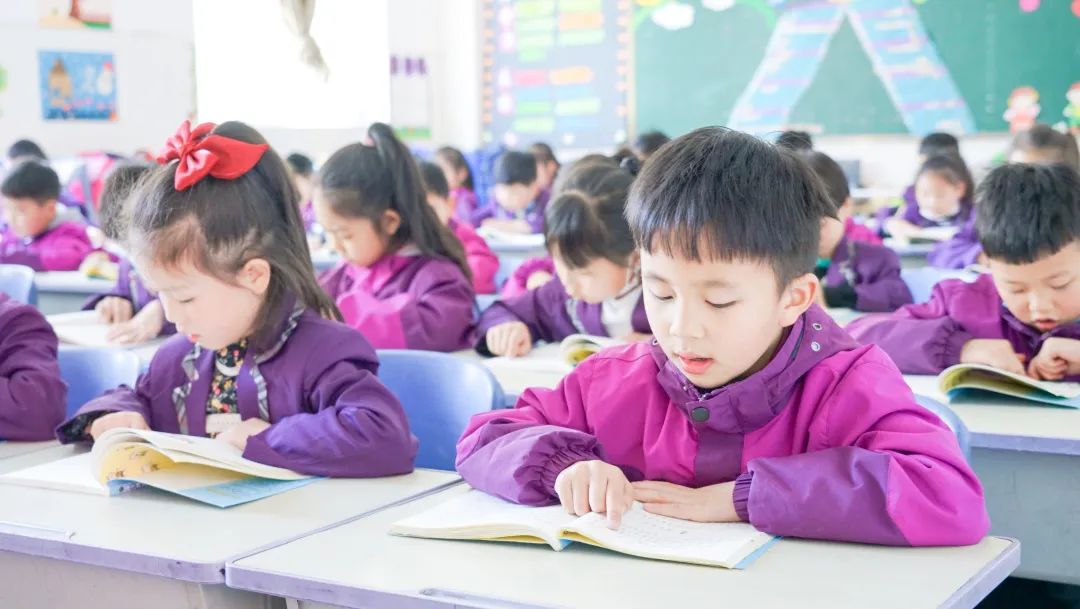 书香陪伴,传递智慧丨洛阳东外小学部书香校园系列活动