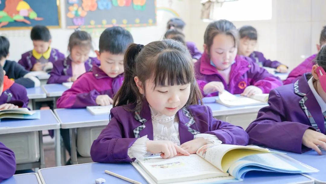 书香陪伴,传递智慧丨洛阳东外小学部书香校园系列活动