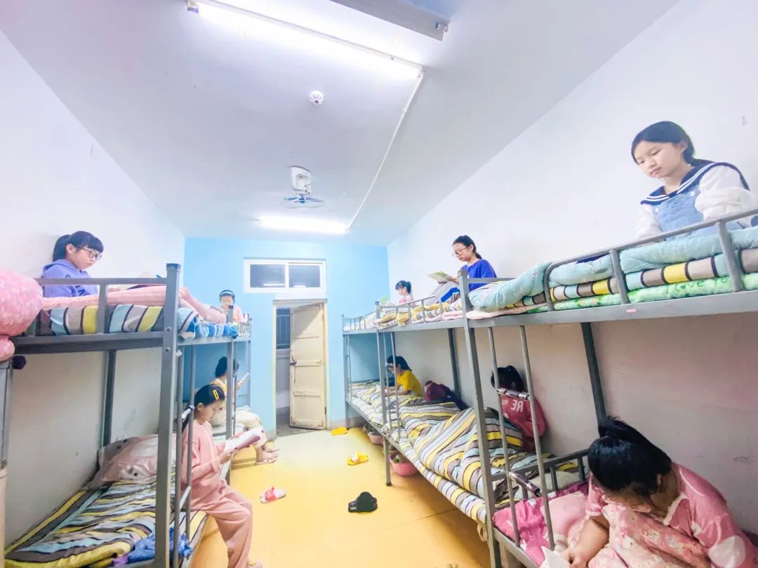 书香陪伴,传递智慧丨洛阳东外小学部书香校园系列活动