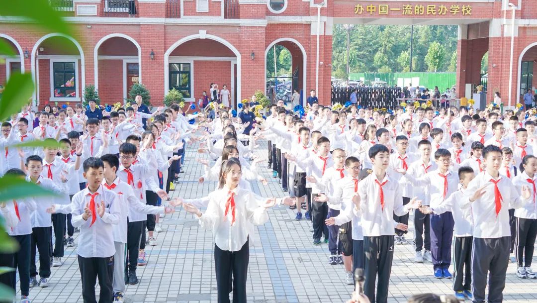 青春不散场，追梦再出发——洛阳东外2022届小学生毕业典礼